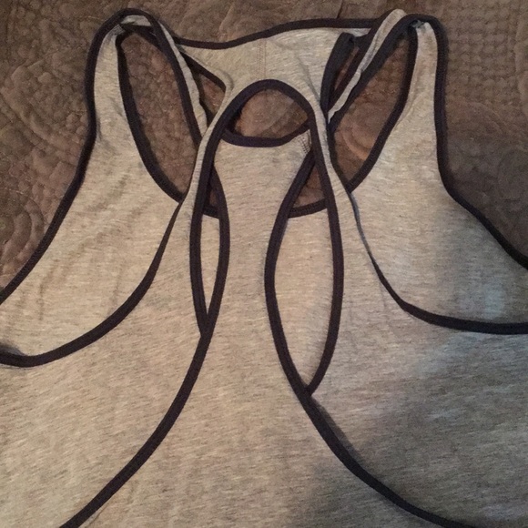 Lululemon tank in perfect condition size 4 - Picture 3 of 4